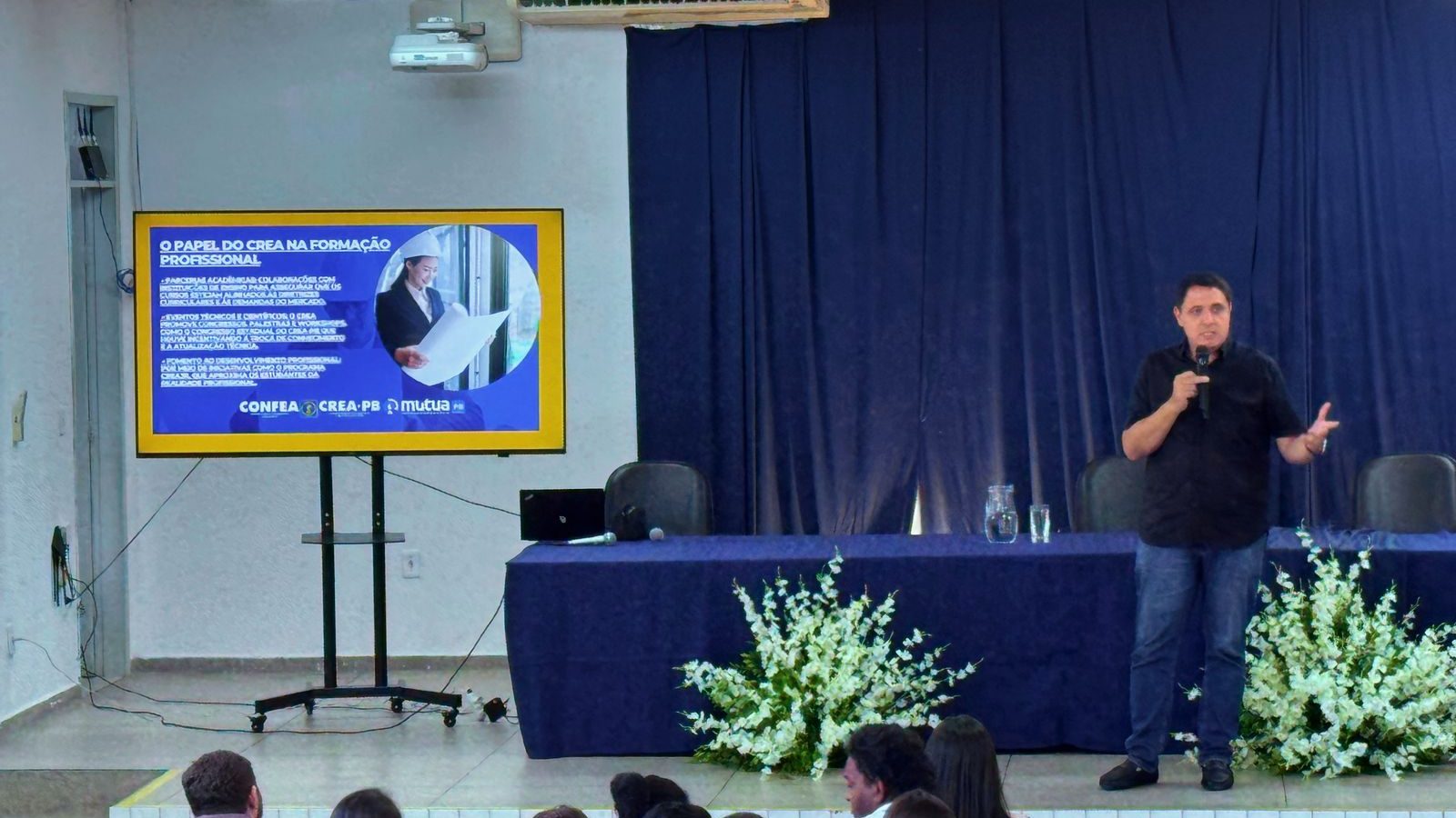 Presidente do Crea-PB é recebido por mais de 120 estudantes em evento na UFCG